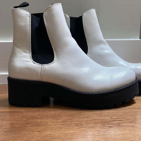 Dirty Laundry Women's White Pull-On Lugged Sole Boots - Size 7 - Picture 4 of 5